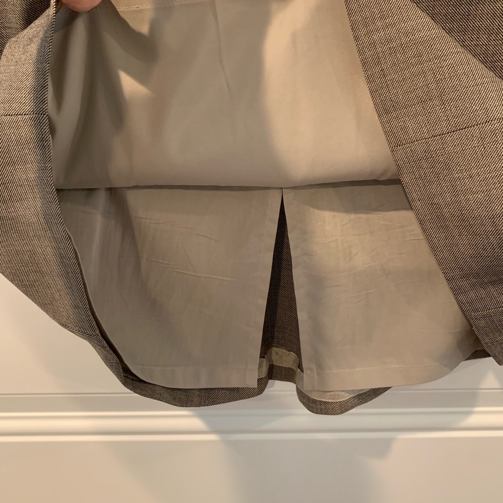 Ann Taylor Grey Pencil Skirt with Back Flare Detail - size 8 - Picture 3 of 4